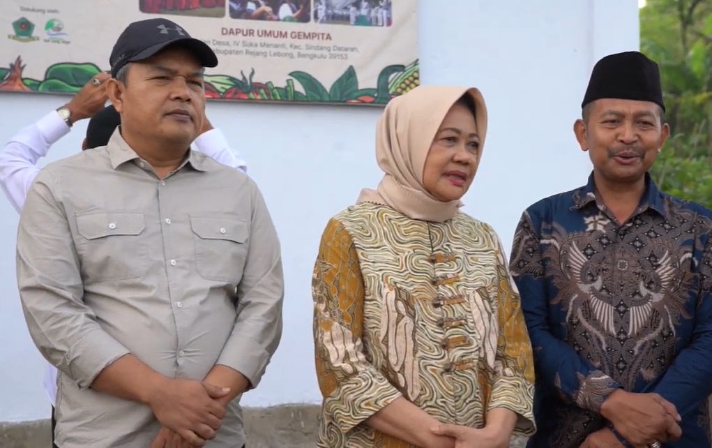 Cawabup Juhendra Siregar (kiri) diduga mendompleng program makan bergizi GEMPITA di Rejang Lebong. [Dok. GEMPITA]