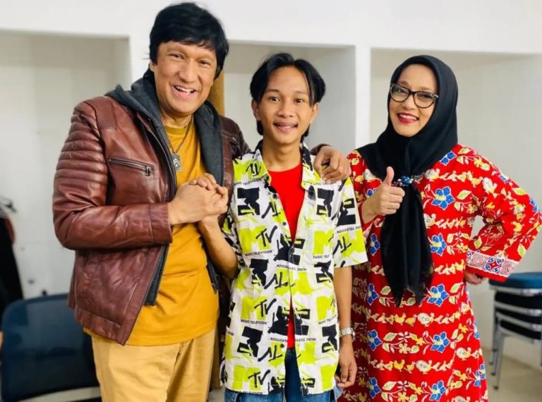 Marissa Haque (kanan) bersama Ikang Fawzi dan Fajar Sadboy. [Instagram]