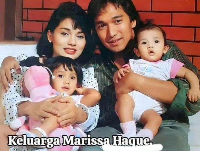 Marissa Haque bersama Ikang Fawzi dan kedua putri mereka, Bella dan Chiki (Instagram @marissahaque)