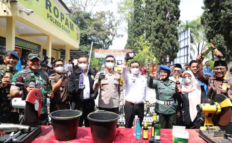 Ribuan Miras Ilegal dan Knalpot Bising Dimusnahkan di Mapolres Garut