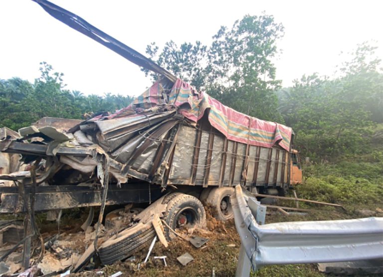 Bus Aero Tabrak Truk Tronton di Tol Pekanbaru-Dumai