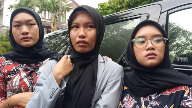 Mahasiswa Marissa Haque saat datang ke rumah duka kawasan Bintaro, Tangerang Selatan pada Rabu (2/10/2024)