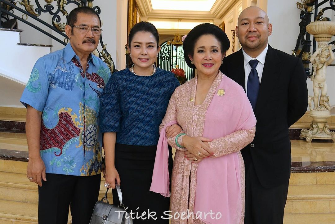 Didit Hediprasetyo bersama ibunda, Titiek Soeharto dan keluarga. [Instagram] 